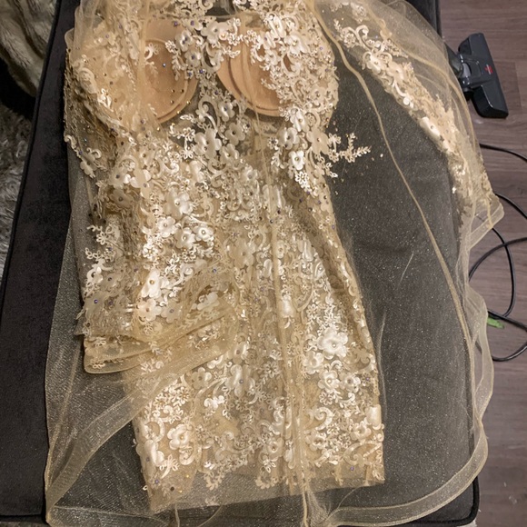 Beautiful dress with a cape that is detachable ! - Picture 5 of 9